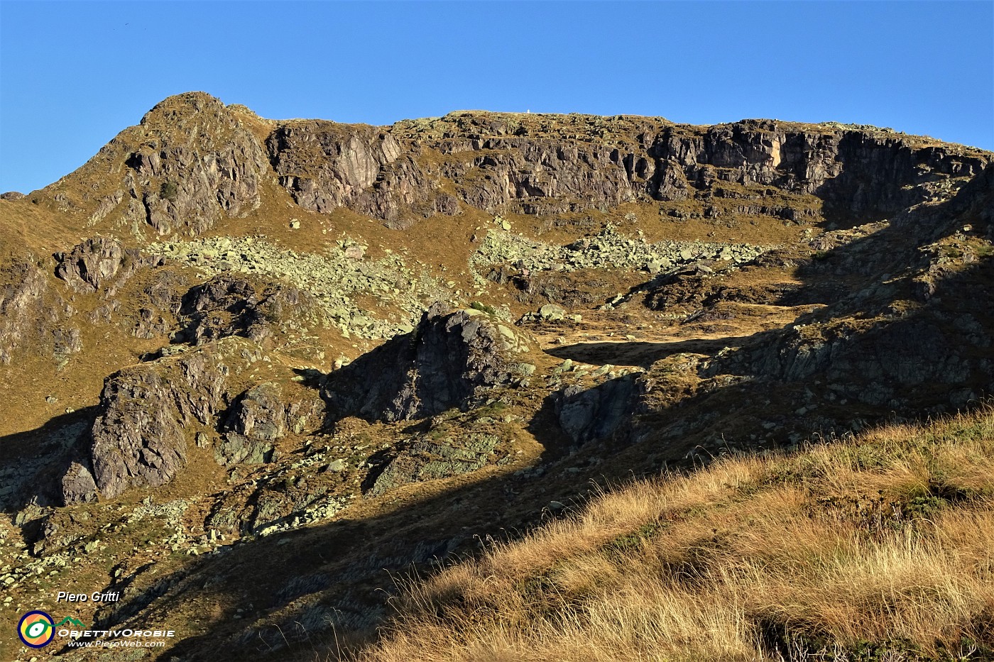 12 Sguardo in avanti verso la Cima di Mezzeno (spunta la croce nel mezzo dell'immagine) .JPG